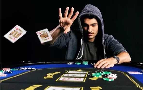 筹码跌至10个盲注，你的生存策略对了吗